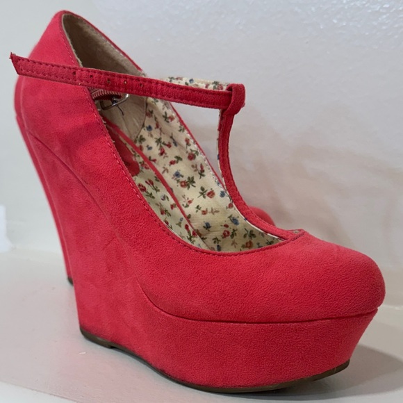 Bordello Women's Vibrant pink T-Strap Heels - Picture 3 of 10